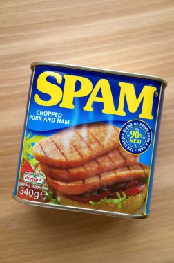 Bracknell, İngiltere - 22 Mart 2018: Spam, kıyılmış domuz eti ve jambon Hormel gıdalar ve fotoğrafı çekilen düz ahşap tezgah üstü tarafından lisansı altında yapılan bir karışımı açılmamış kutu 