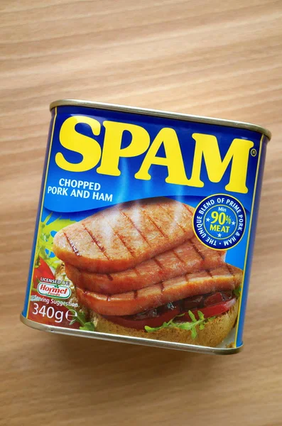 布拉克内尔 2018年3月22日 未开封的垃圾邮件 混合的切碎猪肉和火腿根据许可证由荷美尔食品和拍摄平在木制柜台顶部 — 图库照片