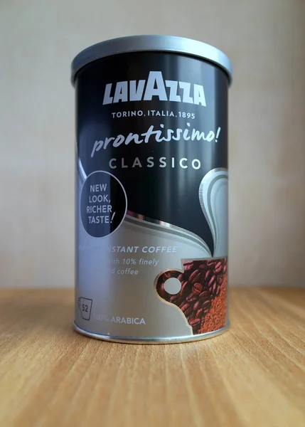 布拉克内尔 2018年3月26日 一个金属锡 Lavazza 经典的即时咖啡在木制柜台顶部的自然光线 Lavazza 于1895年在意大利都灵创办了该公司 — 图库照片