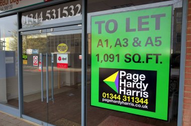 Bracknell, İngiltere - 29 Mart 2018: İçin izin emlakçı işareti penceresinde, bir boş perakende mağaza, Bracknell, İngiltere