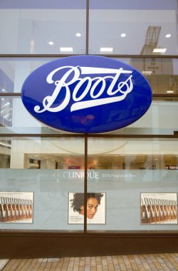 Bracknell, İngiltere - 12 Nisan 2018: Penceresi görüntülemek ve şirket adı Boots perakende deposu ve eczane Bracknell, İngiltere'de. Ağustos 2017 aynı derecede-in Boots İngiltere genelinde yaklaşık 2.500 mağazaları bulunuyor