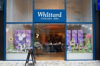 Bracknell, İngiltere - 12 Nisan 2018: Dış cephe, Whittard, Chelsea ile personelin Bracknell, İngiltere'de mağaza içinde görünür bir üyesi. Whittard çay ve kahve Londra'da 1886 yılında satmaya başladı