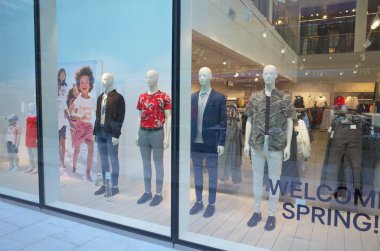 Bracknell, İngiltere - 18 Nisan 2018: Vitrini bahar ve yaz moda giyim Bracknell, İngiltere'de yer alan H ve M mağaza erkeklerde