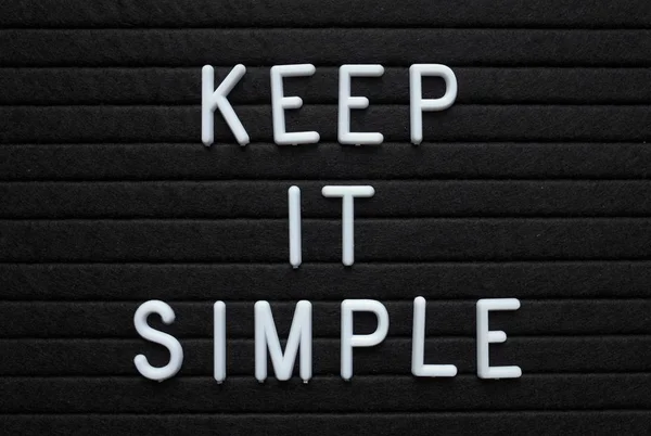 Las Palabras Keep Simple Letras Plástico Blanco Tablero Letras Negro —  Fotos de Stock