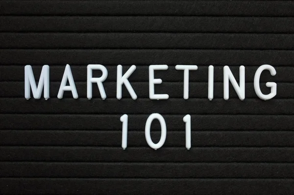 マーケティング 101 の単語白いプラスチック文字 導入として黒の文字板にあなたのビジネスやアイデアを促進するために使用するメソッドに — ストック写真
