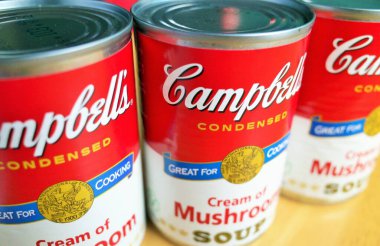 Bracknell, İngiltere - 5 Şubat 2020: 3 teneke Campbell 's Cream Çorbası ahşap tezgahın üstünde, merkezin üzerine odaklanmış