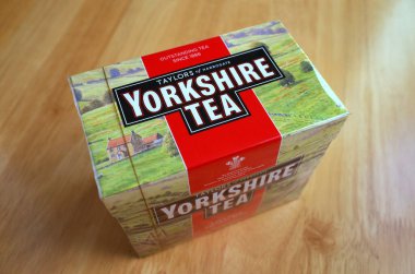 İngiltere - 7 Şubat 2020: Tahta bir masanın üstünde Yorkshire Çay poşetleri. Harrogate 'li Taylors 1886' dan beri İngiltere 'de çay sağlıyor.