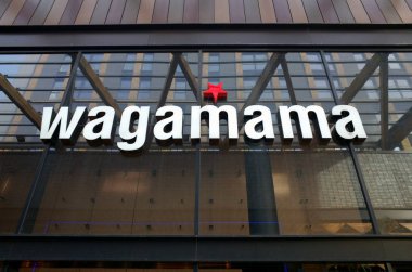 Bracknell, İngiltere - 18 Şubat 2020: Wagamama logosu restoranlarından birinin girişinin üstünde. 1992 yılında Londra 'da başlayan şirket Asya temalı bir menü sunuyor.