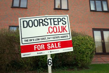 Bracknell, İngiltere - 18 Şubat 2020: Bir apartman bloğunun önündeki Satılık Konut tabelası, Doorsteps emlak ajansı tarafından asılmış. Ajans 2016 yılında kuruldu ve çevrimiçi hizmet sunuyor