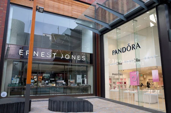 Bracknell Inglaterra Febrero 2020 Expositores Las Joyerías Ernest Jones Pandora — Foto de Stock