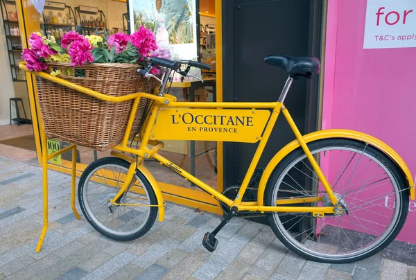 英国布莱克内尔 2020年2月18日 一辆装有一篮子花的自行车 在英格兰布莱克内尔市的商店外面漆上了莱昂纳丹的品牌和颜色 — 图库照片
