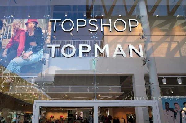 Bracknell England February 2020 Sign Entrance Topshop Topman Fashion Clothing 免版税图库图片