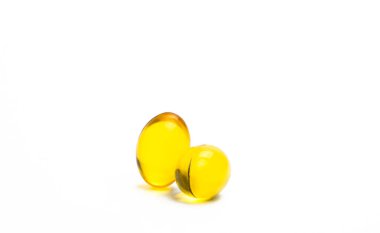 Beyaz arka plan üzerinde izole balık yağı iki kapsül. Omega-3 ve vitamin A ve D kaynağı büyüme gelişme ve kendi metninizi eklemek emme kalsiyum ve fosfor vücut, sadece yardımcı olur
