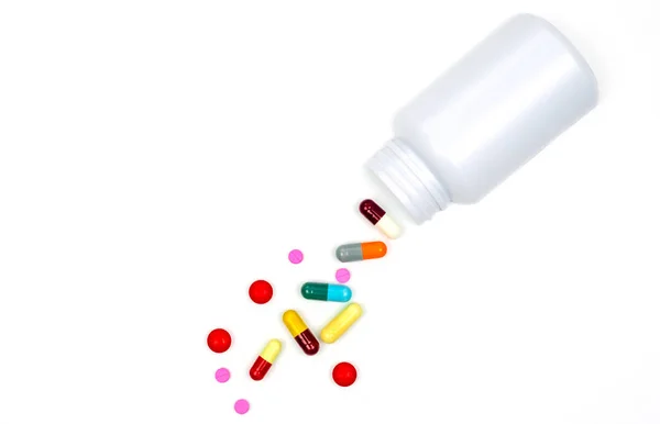 Antibiotická kapsle linoucí se z pilulku láhev izolovaných na bílém pozadí s ořezovou cestou. Antibiotika a drogy s rozumnou koncepcí. Zdravotní politika a zdravotního pojištění koncept — Stock fotografie