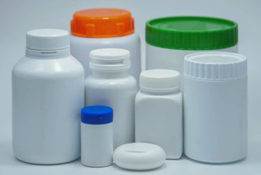 Tıbbi beyaz plastik şişe boş etiket, beyaz zemin üzerine sadece kendi metninizi ekleyin