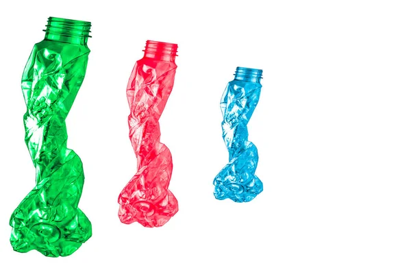 Las botellas de plástico retorcidas verdes, rojas y azules tienen la forma de cinco personas caminando en fila sobre fondo blanco con espacio para copiar — Foto de Stock