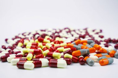 Kopya alanı, ilaç direnci kavramı ile beyaz zemin üzerine antibiyotik kapsül hap