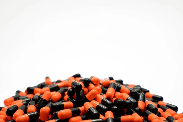 Naranja, negro, píldoras de la cápsula antibiótica, concepto de resistencia a los medicamentos con espacio de copia, concepto de resistencia a los medicamentos — Foto de Stock