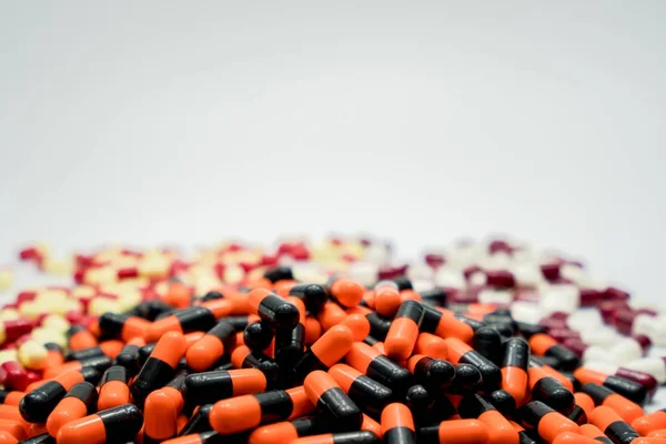 Помаранчевий, чорний, білий, червоний, блідо-жовтий, таблетки від антибіотиків, концепція стійкості до наркотиків — стокове фото