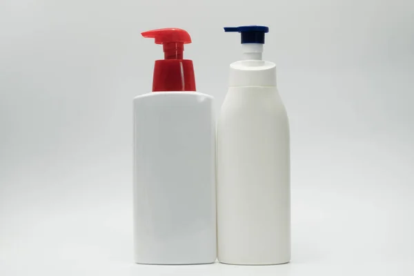 Пляшки для догляду за шкірою на білому тлі з копіювальним простором та порожньою етикеткою — стокове фото