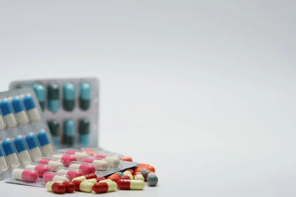 Pillole capsula antibiotica in blister su sfondo bianco con spazio di copia, basta aggiungere il proprio testo. Concetto di resistenza al farmaco . — Foto Stock