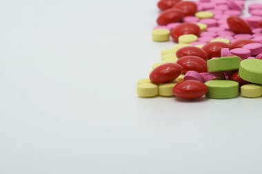 Kopya alanı beyaz zemin üzerine tablet hap. Ek ve vitamin, sağlık koruma ve promosyon kavramı