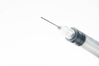 Beyaz arka plan üzerinde iğne şırınga