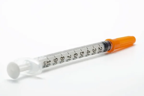 Beyaz arka plan üzerinde izole insülin şırınga — Stok fotoğraf