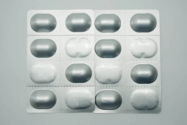 Blister paquete de píldoras sobre fondo blanco, proteger de envases ligeros — Foto de Stock