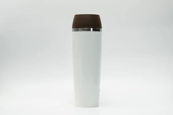 Garrafa térmica moderna isolado no fundo branco. Recipiente de café e chá com etiqueta em branco — Fotografia de Stock