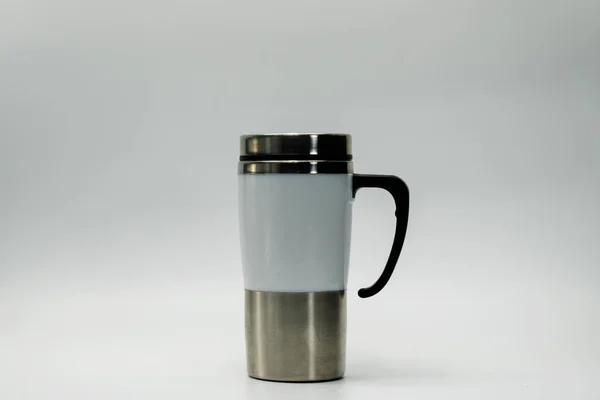 Termos şişe beyaz arka plan üzerinde izole. Kahve ve çay konteyner. — Stok fotoğraf
