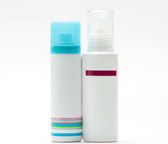 Spray palackot, kék sapka, és a szivattyú üveg fehér háttér, üres label bőrápoló