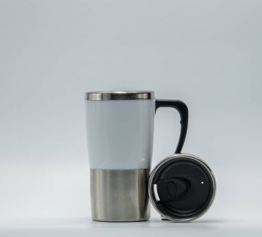 Beyaz arka plan üzerinde izole açılan kapaklı modern termos şişe