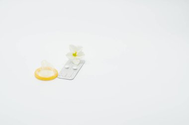 Acil doğum kontrol hapları, prezervatif ve çiçek.