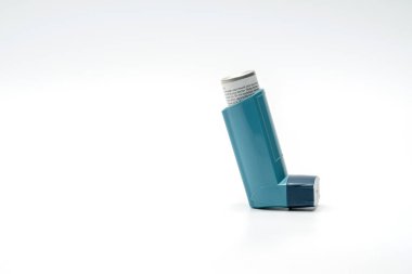 Beyaz arka plan üzerinde izole astım inhaler kesici