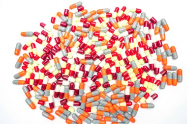 Antibiyotik kapsül hap ilaç direnci beyaz arka plan üzerinde renkli
