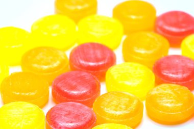 Yardım için tıbbi pastilleri öksürük, boğaz ağrısı ve beyaz arka plan üzerinde boğaz tahrişi