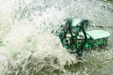 Su türbini çalışıyor, su sıçrama türbin hangi su isabet