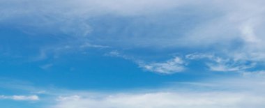 Güzel mavi gökyüzü ve metin kopyalama yeri olan beyaz bulutlar