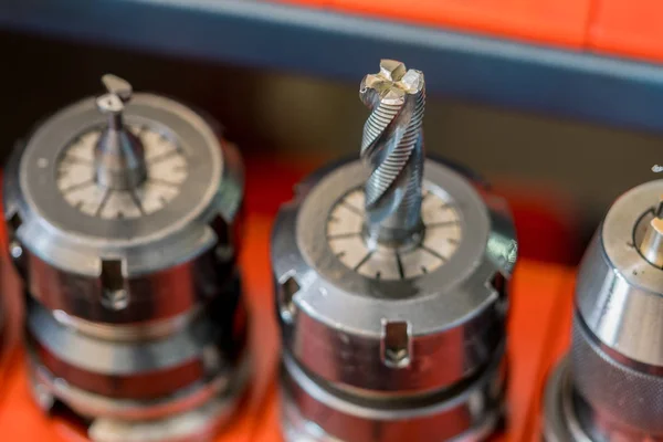 CNC-Fräsmaschine mit metallischem Schaftfräser aus Hartmetall, professionelle Schneidwerkzeuge — Stockfoto