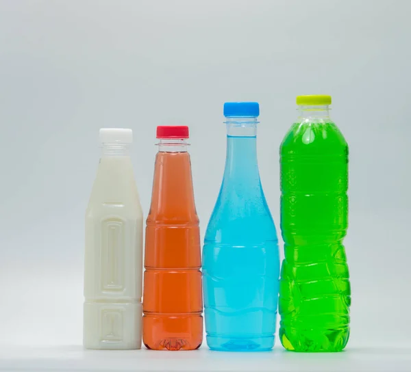 Botellas de diseño moderno de refresco y leche de soja con etiqueta en blanco sobre fondo blanco — Foto de Stock