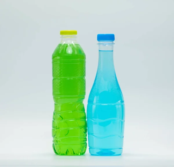 Dos botellas de diseño moderno de refresco con etiqueta en blanco sobre fondo blanco — Foto de Stock