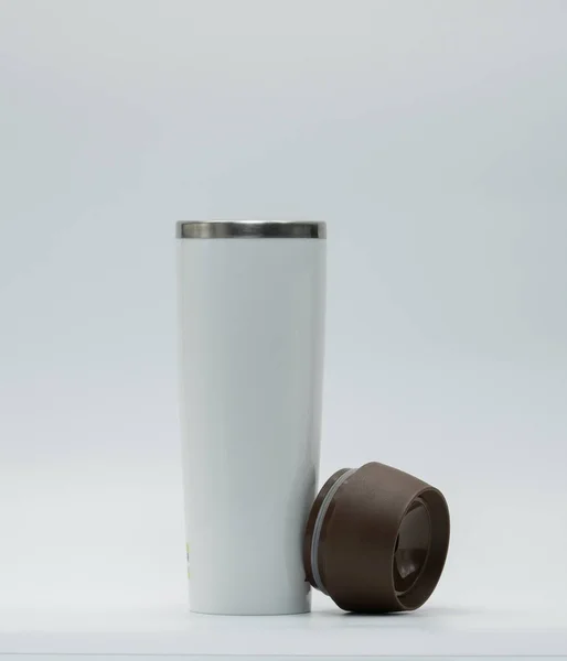 Beyaz arka plan üzerinde izole açılan kapaklı modern termos şişe — Stok fotoğraf
