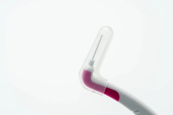 Cepillo interdental con tapa aislada sobre fondo blanco — Foto de Stock