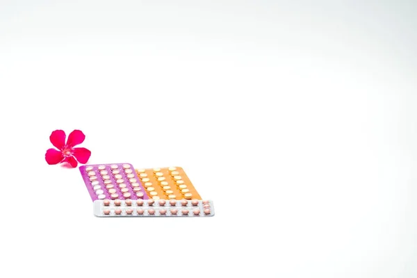 P-piller med rosa blommor på vit bakgrund. Familjeplanering koncept — Stockfoto
