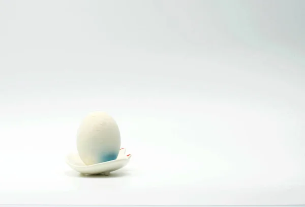 Huevos cocidos con fondo azul puestos en un plato de azulejos —  Fotos de Stock