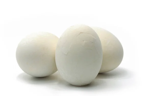 Соленое яйцо, которое вскипело, расщепило скорлупу на белом фоне — стоковое фото