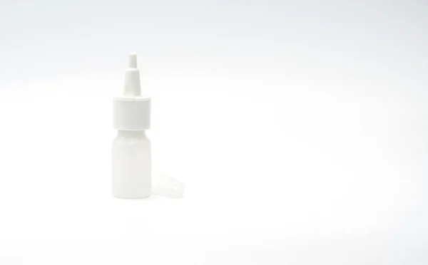 Frasco de plástico de medicamento para pulverização nasal com rótulo em branco isolado sobre fundo branco — Fotografia de Stock