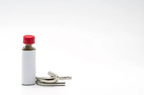 Snuff tailandés a base de hierbas en polvo en botella clásica con tapa roja y dos tubos de rapé de acero y cromo — Foto de Stock