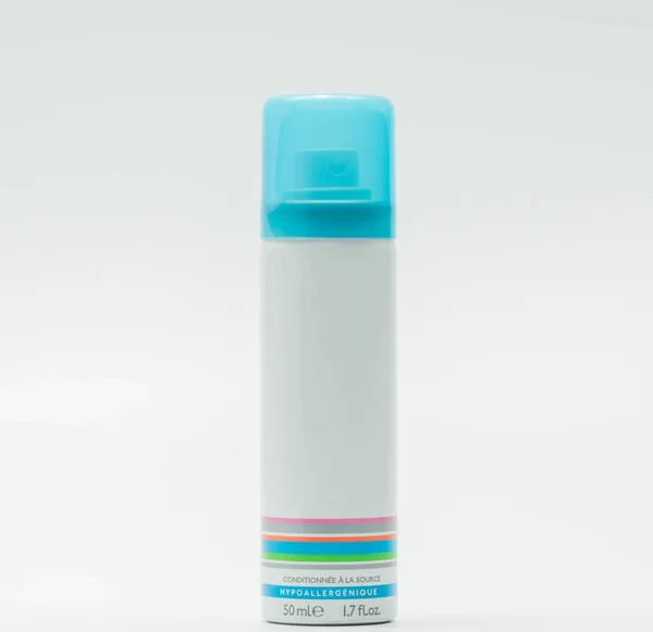 Frasco de spray facial y tapa azul con etiqueta en blanco aislada sobre fondo blanco, solo agregue su propio texto —  Fotos de Stock